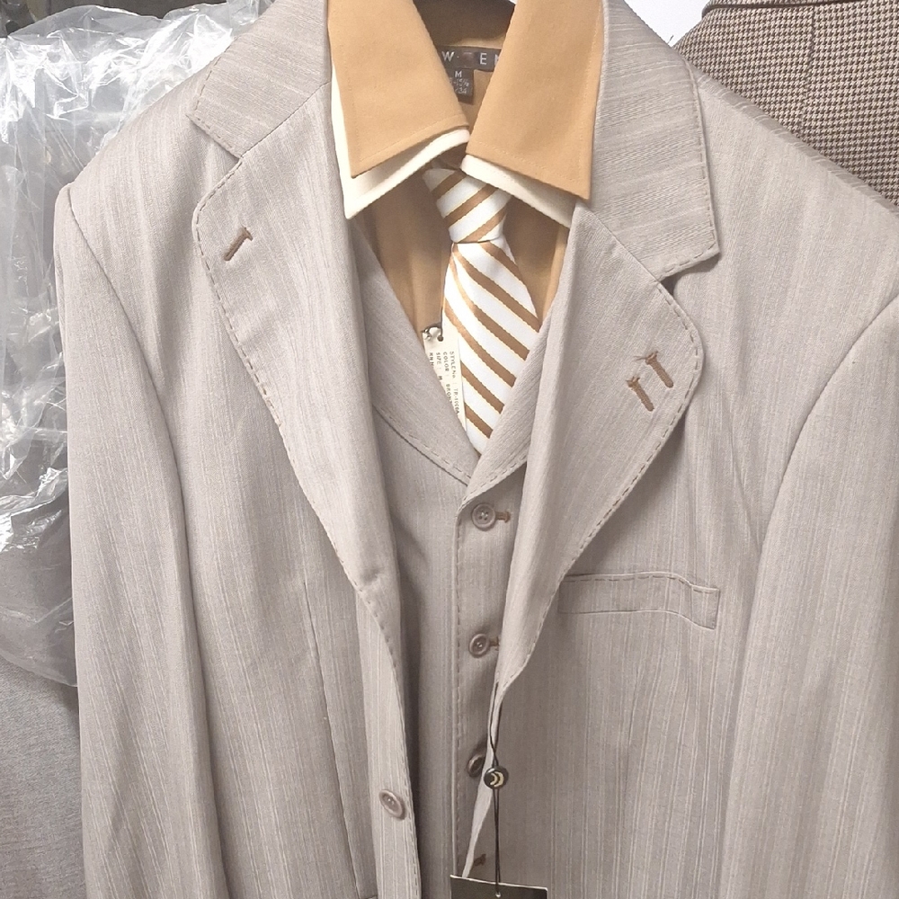 Elegant Beige Suit with Vest and Tie